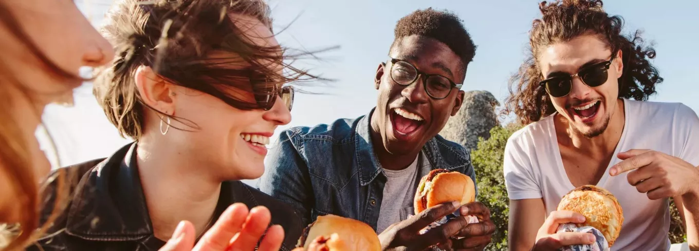 Mitarbeiter von KMUs freuen sich über Essensgutscheine von Pluxee 