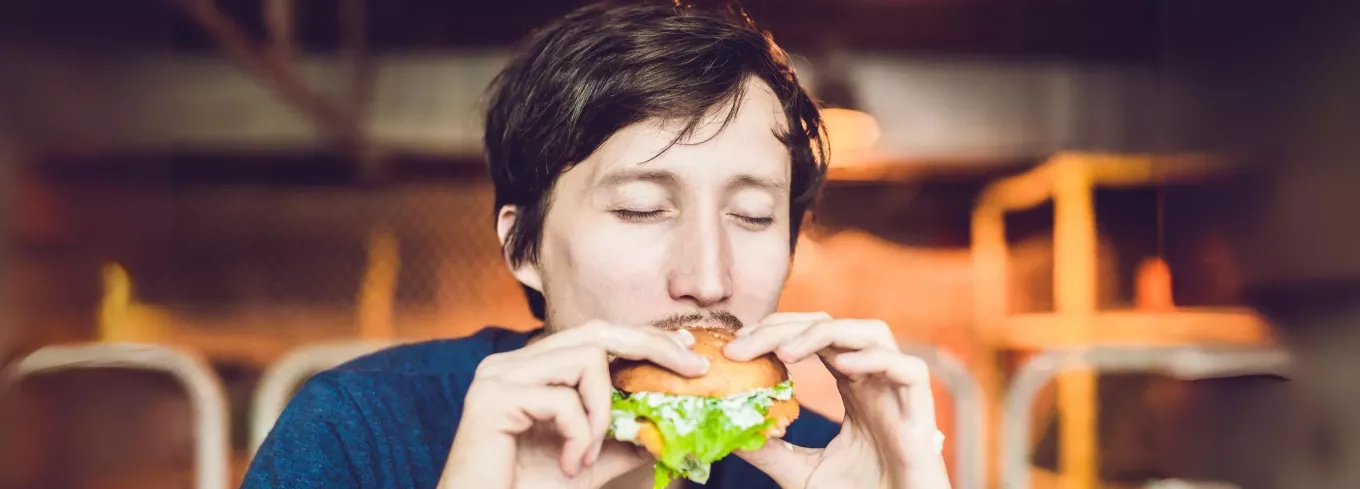 Arbeitnehmer genießt Essen dank Essenszuschuss von Arbeitgeber | Pluxee 