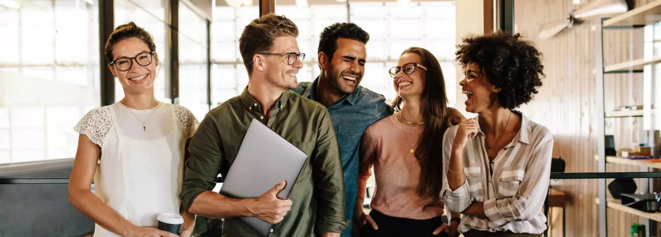 Mitarbeiter freuen sich über Gutscheine 