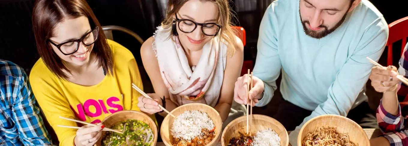 Team isst gemeinsam durch den flexiblen Essenszuschuss von Pluxee 