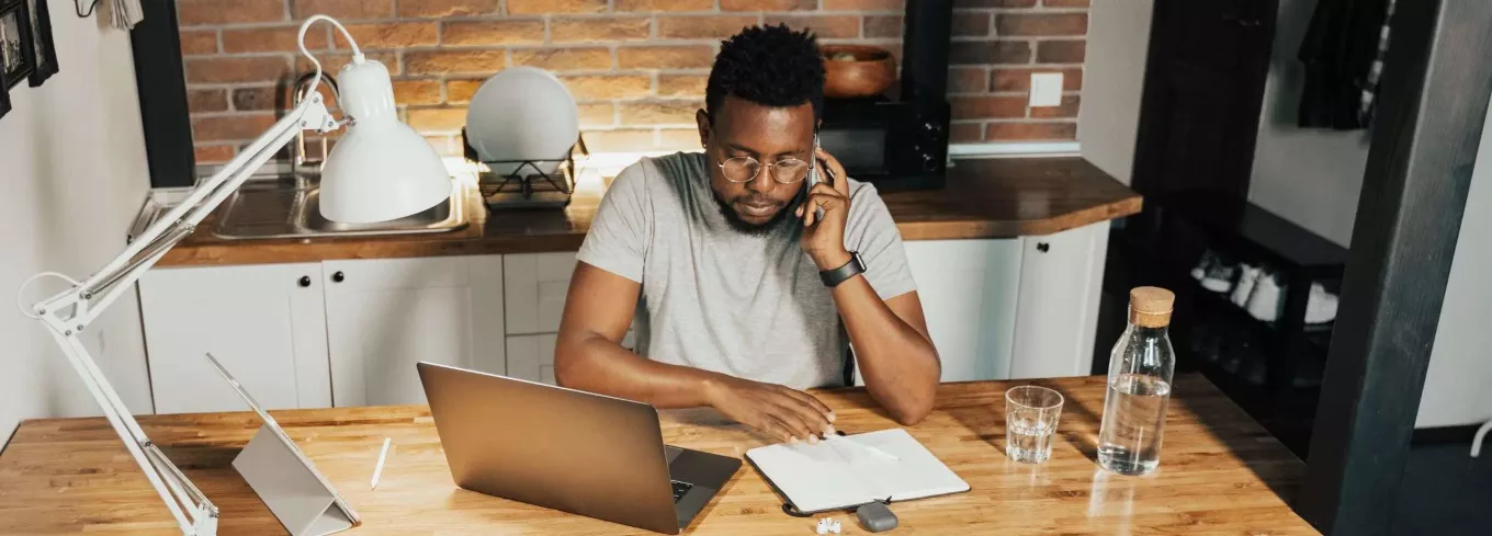 Motivierter Mitarbeiter bei Heimarbeit