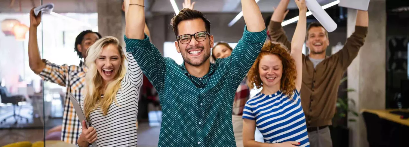 Engagierte Mitarbeiter, die jubeln 