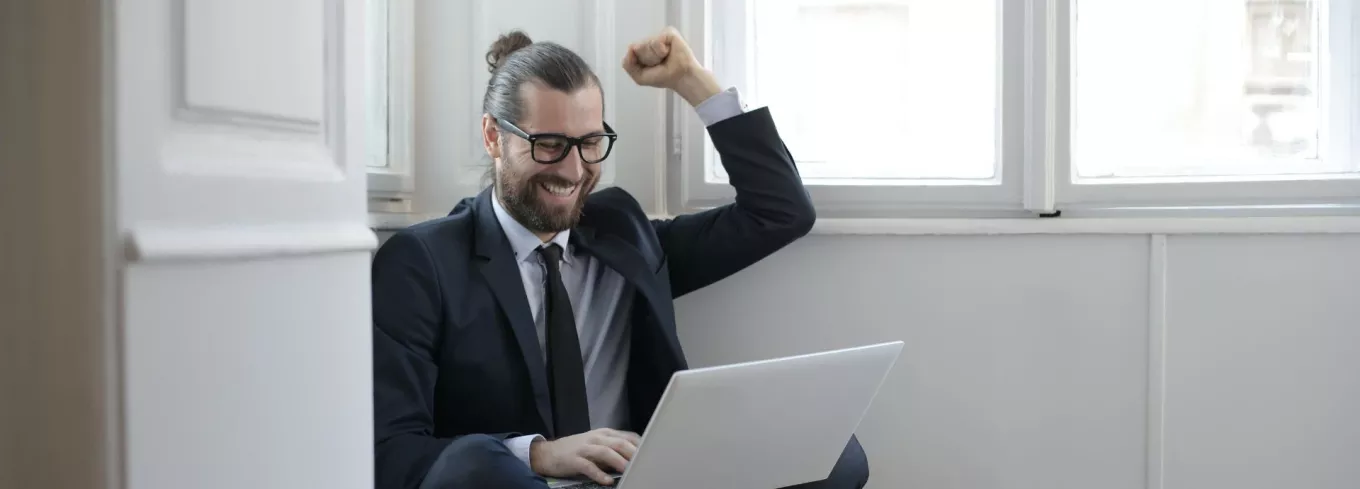 Freude über Gutscheine für Mitarbeiter | Pluxee 