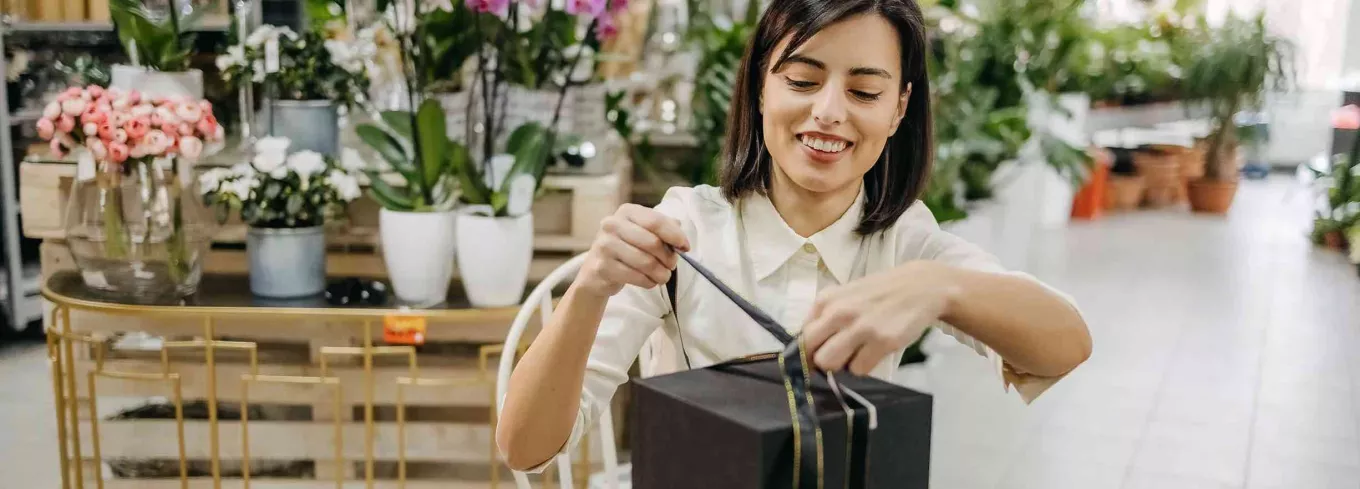 Führungskraft verpackt Mitarbeitergeschenke 