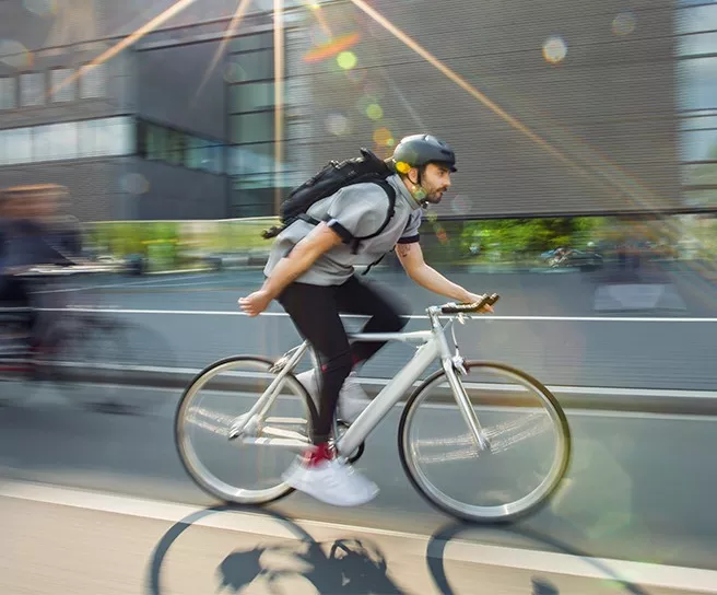 Mitarbeiter fährt auf dem Fahrrad als Dienstrad von Pluxee 