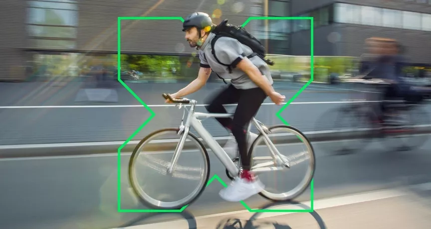 Radfahrer in urbaner Umgebung - Dienstrad-Leasing mit Pluxee Bike