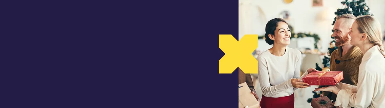 Drei Freunde schenken einander zu Weihnachten