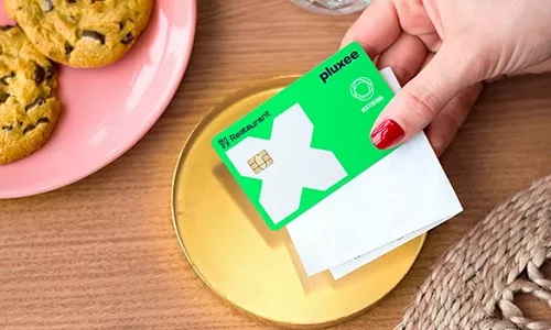 Drucken Sie Ihr Firmenlogo auf die Pluxee Restaurant Karte für noch mehr Employer Branding
