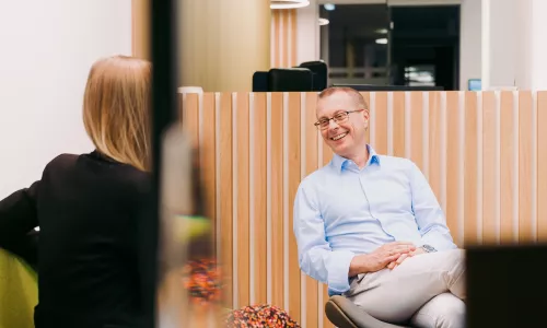 Andreas Sticha, CEO Pluxee Austria, im Gespräch mit einer Kollegin