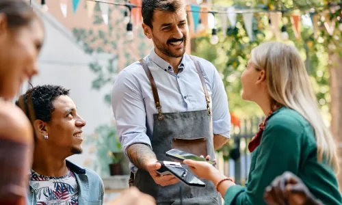 Mit Pluxee bezahlst du dein Mittagessen bequem mit dem Handy
