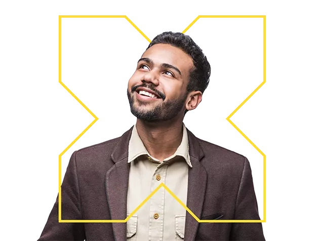 Mann mit dunklem Sakko und hellem Hemd mit gelbem Pluxee-Symbol