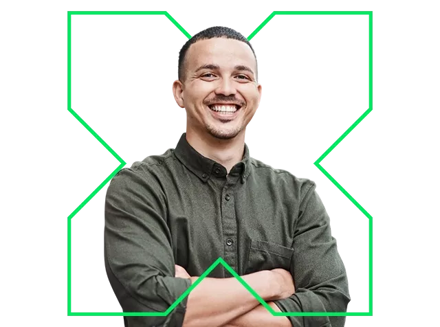 Mann mit verschränkten Armen vor grünem Pluxee X-Symbol im Hintergrund