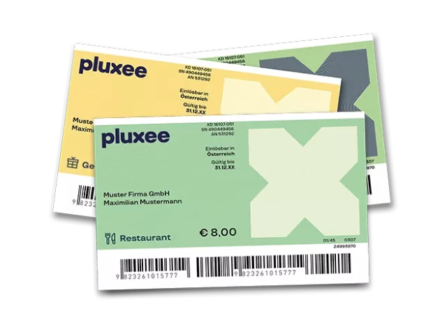 Drei Pluxee Gutscheinkarte mit Wertangabe und Barcode, zwei grün und eine gelb, jeweils mit Text zu Einlösbarkeit in Österreich und Gültigkeitsdatum