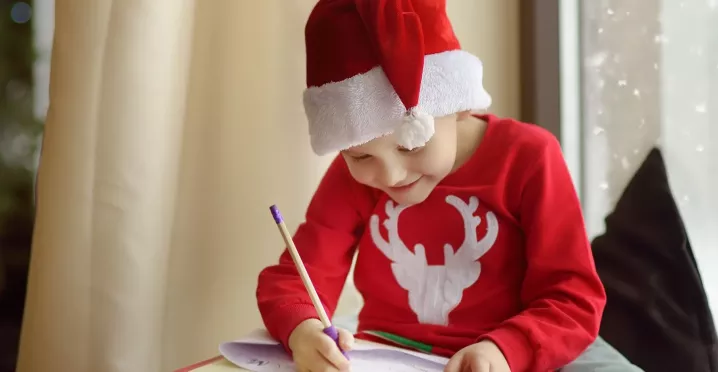 Kind schreibt Brief zu Weihnachten | Pluxee