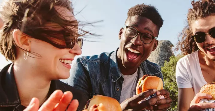 Mitarbeiter von KMUs freuen sich über Essensgutscheine von Pluxee