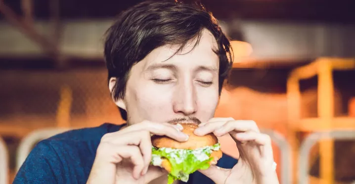 Arbeitnehmer genießt Essen dank Essenszuschuss von Arbeitgeber | Pluxee