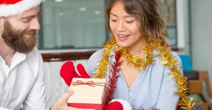 Freude über das Geschenk von der Arbeit zu Weihnachten | Pluxee