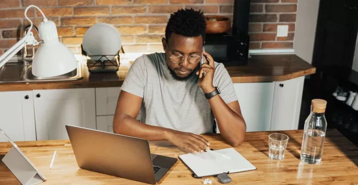 Motivierter Mitarbeiter bei Heimarbeit