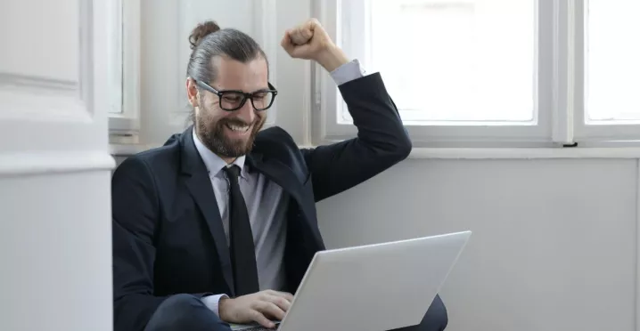 Freude über Gutscheine für Mitarbeiter | Pluxee