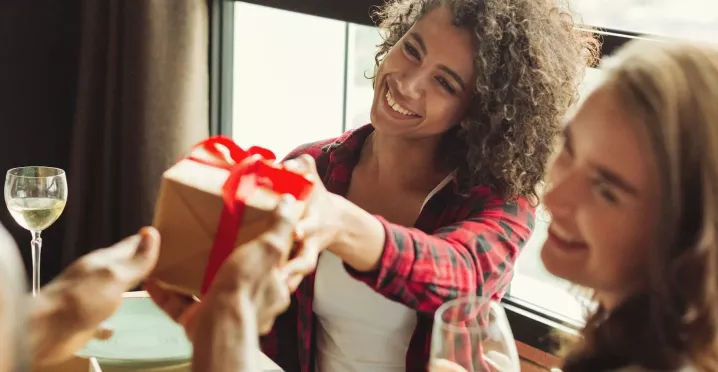 Freude über nachhaltige Geschenke bei Mitarbeitern | Pluxee