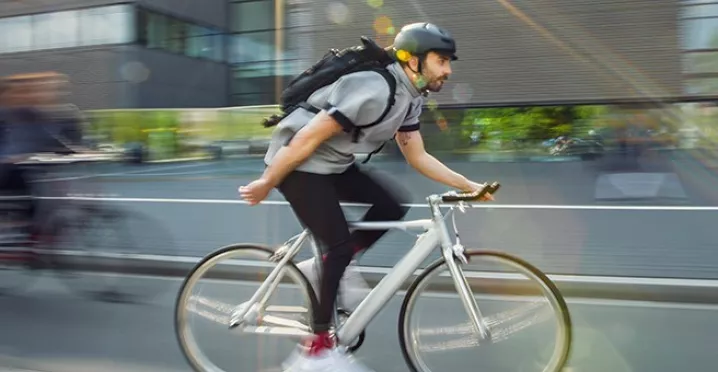 Mitarbeiter fährt auf dem Fahrrad als Dienstrad von Pluxee