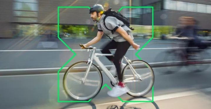 Radfahrer in urbaner Umgebung - Dienstrad-Leasing mit Pluxee Bike 