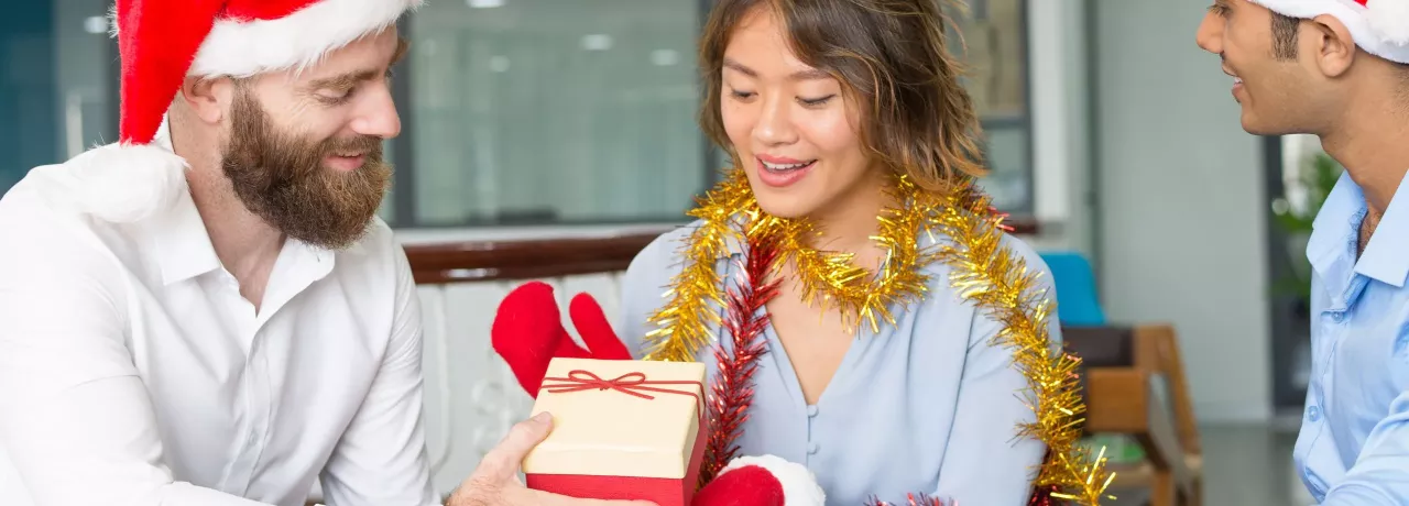 Freude über das Geschenk von der Arbeit zu Weihnachten | Pluxee