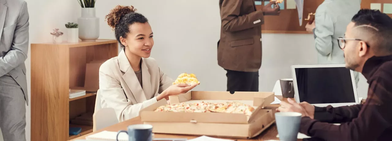Arbeitskollegen essen gemeinsam durch Essenszuschüsse von Pluxee 