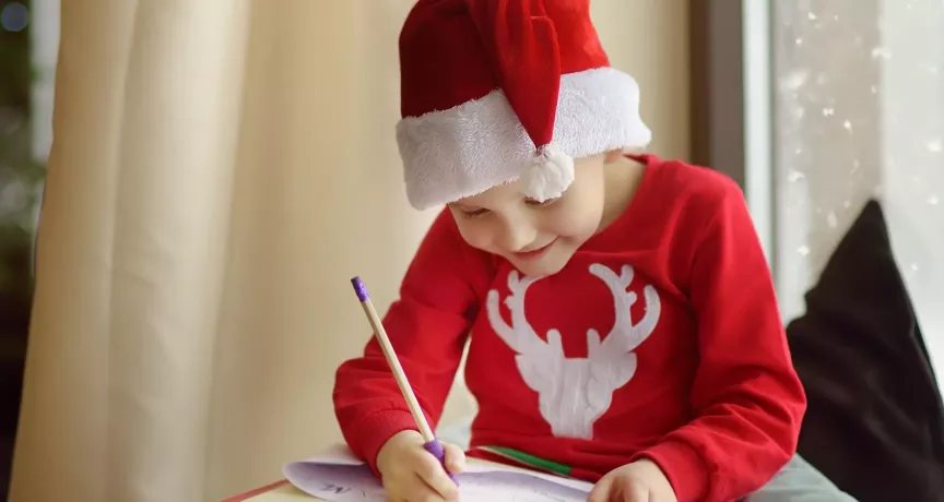 Kind schreibt Brief zu Weihnachten | Pluxee