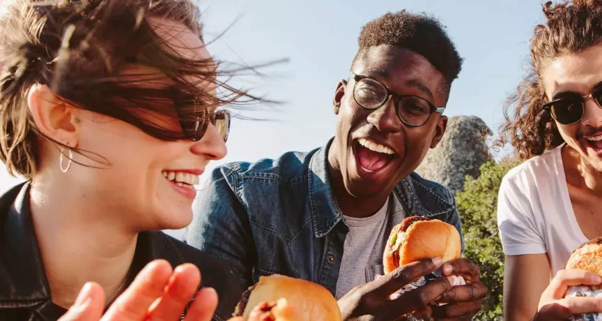 Mitarbeiter von KMUs freuen sich über Essensgutscheine von Pluxee