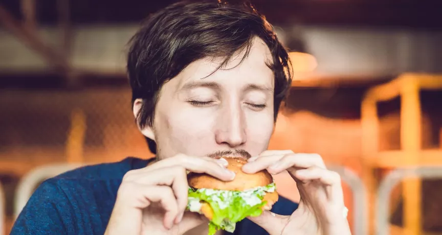 Arbeitnehmer genießt Essen dank Essenszuschuss von Arbeitgeber | Pluxee