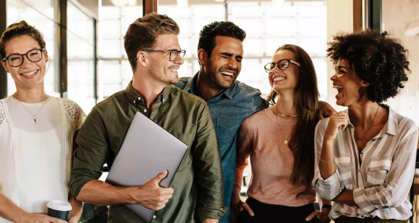 Mitarbeiter freuen sich über Gutscheine