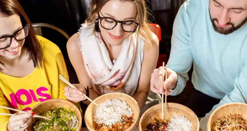 Team isst gemeinsam durch den flexiblen Essenszuschuss von Pluxee