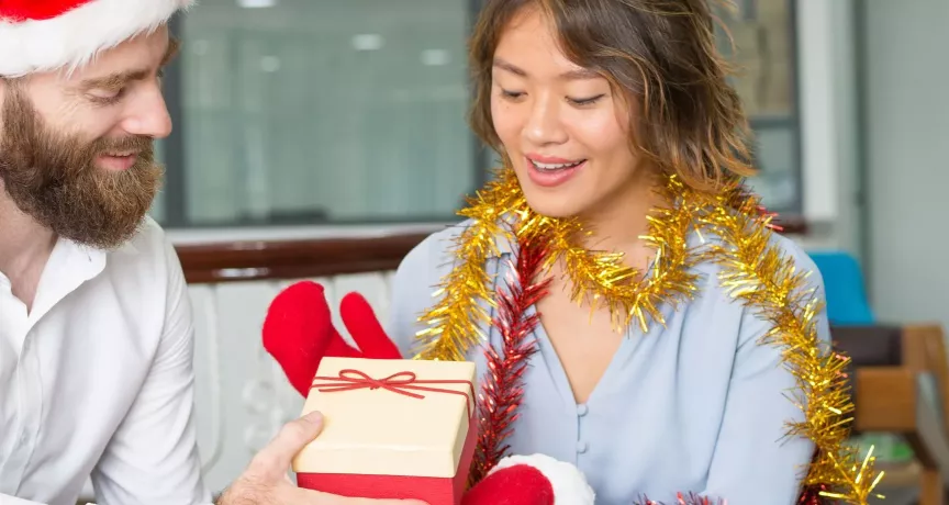 Freude über das Geschenk von der Arbeit zu Weihnachten | Pluxee