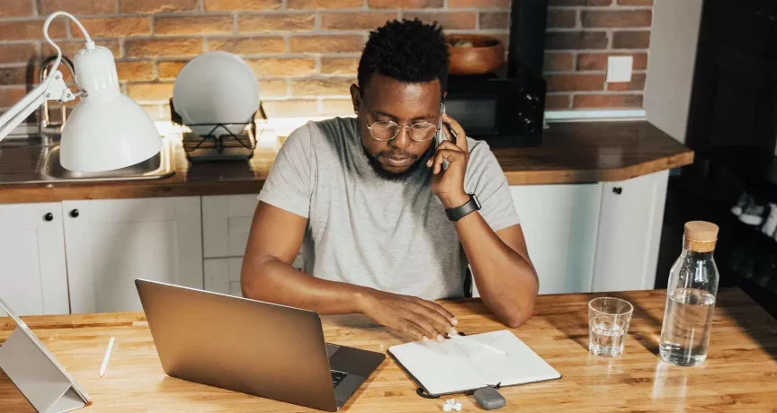 Motivierter Mitarbeiter bei Heimarbeit