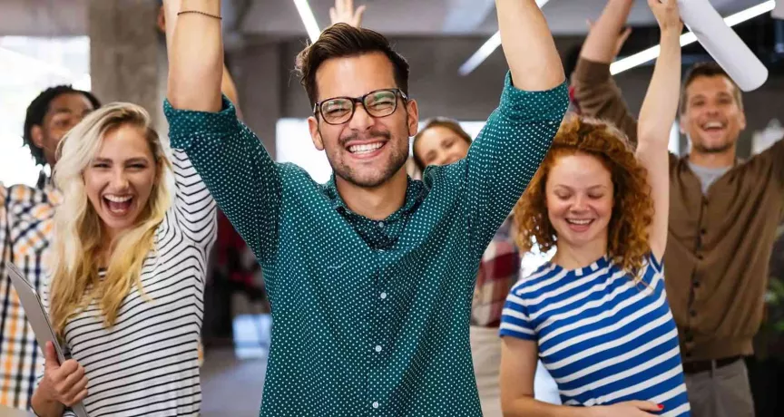 Engagierte Mitarbeiter, die jubeln