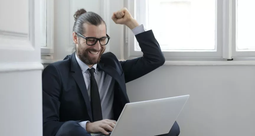 Freude über Gutscheine für Mitarbeiter | Pluxee