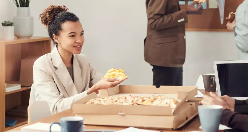 Arbeitskollegen essen gemeinsam durch Essenszuschüsse von Pluxee 
