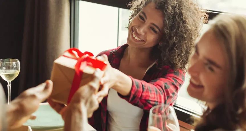 Freude über nachhaltige Geschenke bei Mitarbeitern | Pluxee