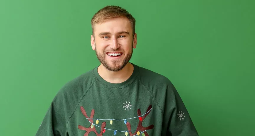 Mann freut sich über Benefits, welche er zu Weihnachten vom Arbeitgeber erhalten hat | Pluxee