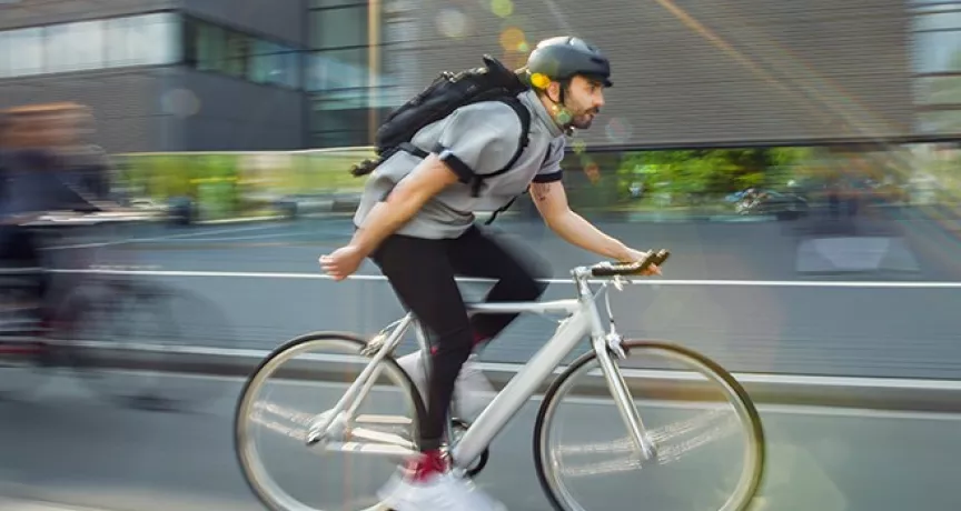 Mitarbeiter fährt auf dem Fahrrad als Dienstrad von Pluxee