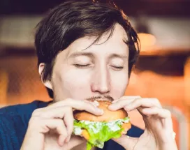 Arbeitnehmer genießt Essen dank Essenszuschuss von Arbeitgeber | Pluxee