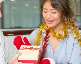 Freude über das Geschenk von der Arbeit zu Weihnachten | Pluxee