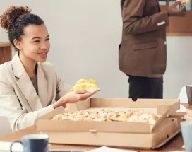 Arbeitskollegen essen gemeinsam durch Essenszuschüsse von Pluxee 