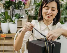 Führungskraft verpackt Mitarbeitergeschenke