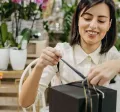 Führungskraft verpackt Mitarbeitergeschenke