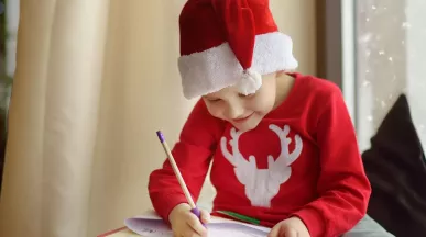 Kind schreibt Brief zu Weihnachten | Pluxee