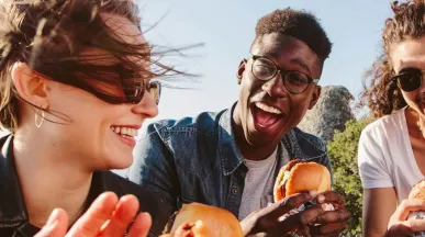 Mitarbeiter von KMUs freuen sich über Essensgutscheine von Pluxee