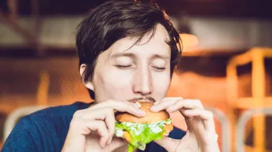 Arbeitnehmer genießt Essen dank Essenszuschuss von Arbeitgeber | Pluxee