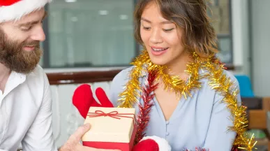 Freude über das Geschenk von der Arbeit zu Weihnachten | Pluxee